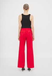 Marella MAILLE - Auduma bikses - rosso