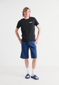 Levi's® CLASSIC GRAPHIC - Camiseta estampada - core caviar