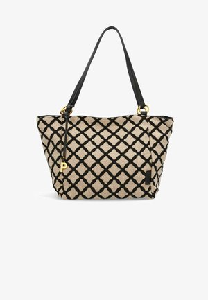Beige Stofftasche mit einem schwarzen Rautenmuster. Ausgestattet mit einem schwarzen Schultergurt und goldenen Hardware-Elementen.