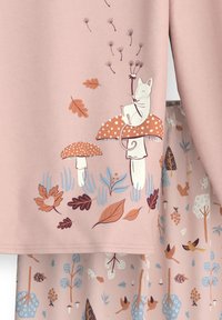Lichtroze katoenen outfit met speelse illustraties van paddenstoelen, een kat en bladeren. Bevat een top en een bijpassende rok met herhalende patronen.
