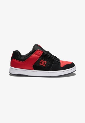 Sneaker nera e rossa con tomaia testurizzata, punta tonda, suola bianca e dettaglio logo prominente sul lato. Presenta una tradizionale chiusura con lacci.