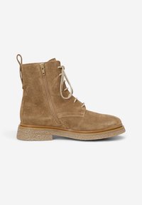 Botas de tobillo de ante marrón con cordones en la parte frontal, cremallera lateral, suela texturizada y ribete en contraste. Cuenta con una pestaña trasera para facilitar el calzado.
