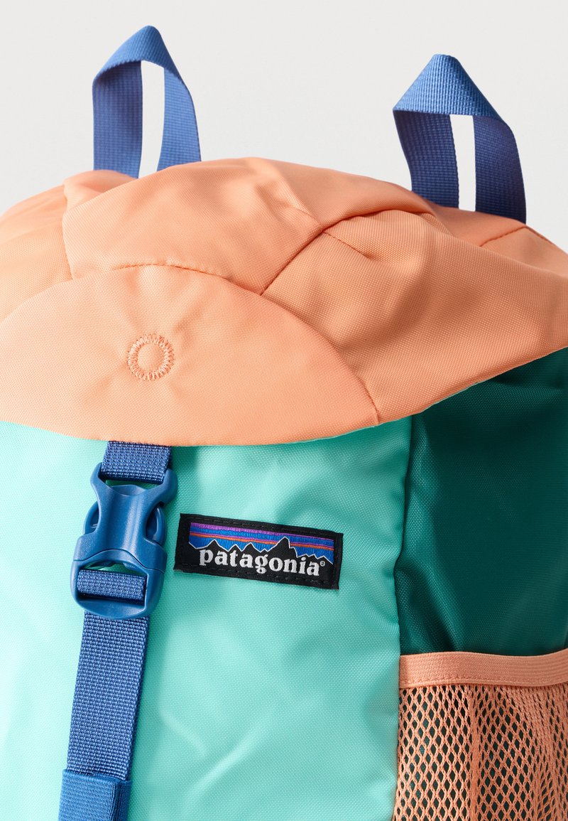 Patagonia tan backpack with teal straps and coral logo Patagonia REFUGITO DAY PACK UNISEX - Rucksack - peach  main image 4