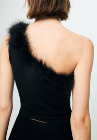 Sort, ærmeløs top med én skulder-design og en falsk pelskant langs halsudskæringen. Glat stof og tætsiddende silhuet.