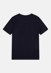 Marinblå t-shirt med kort ärm i bomull. Har en rund halsringning, slät yta och enkel design utan grafik eller dekorationer.