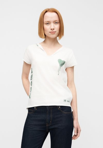 Λευκό βαμβακερό t-shirt με V-λαιμόκοψη, με λεπτομέρεια πράσινης καρδιάς με χάντρες και πράσινα διακοσμητικά στο πλάι και στο κάτω μέρος. Κανονική εφαρμογή.