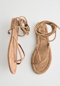 Next FOREVER COMFORT - T-pántos szandálok - tan brown suede