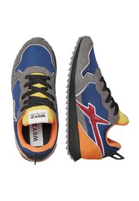 Un paio di scarpe da ginnastica sportive con accenti grigi, blu, gialli, arancioni e rossi, lacci neri e suole nere testurizzate, mostrati da viste superiori e laterali.