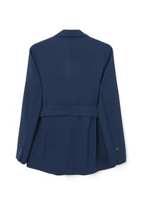 Blazer blu navy con un design strutturato, spacco singolo sul retro e dettaglio con cintura. Presenta polsini con bottoni e una texture di tessuto liscia.