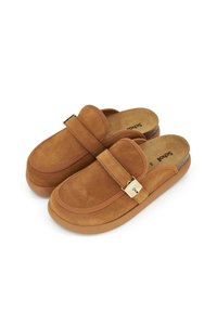 Scarpe slip-on in suede beige con una forma rotonda, caratterizzate da un dettaglio in metallo a forma di fibbia e una soletta interna imbottita per il massimo comfort.