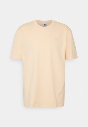 Brzoskwiniowy t-shirt z bawełny, z krótkim rękawem, okrągłym dekoltem, z małym tłoczonym logo na lewym brzuchu.