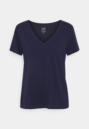 Prosty, ciemny granatowy T-shirt z krótkim rękawem i dekoltem w serek, z widocznym przeszyciem i metką marki GAP na wewnętrznym kołnierzu.
