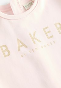 Hanorac din bumbac de culoare roz deschis, cu text auriu embossat "BAKER BY TED BAKER". Textură moale, cu decolteu rotund și etichetă la spate.