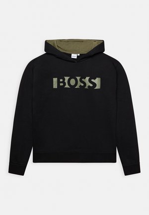 Czarna bluza z kapturem z oliwkowozielonym wnętrzem kaptura oraz stylizowanym logo "BOSS" w kolorze oliwkowozielonym na środku klatki piersiowej.