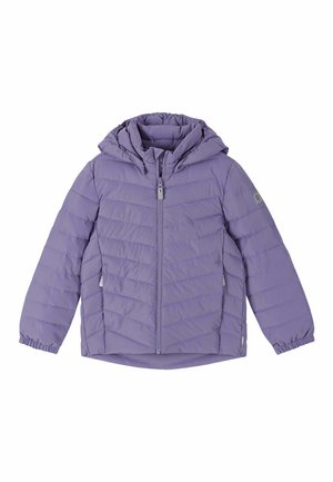 Hellviolette Kinder-Steppjacke mit Kapuze, Frontreißverschluss, elastischen Bündchen und Seitentaschen, flach auf weißem Hintergrund gelegt.