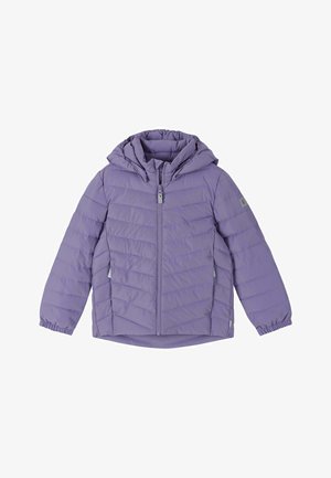 Hellviolette Kinder-Steppjacke mit Kapuze, Frontreißverschluss, elastischen Bündchen und Seitentaschen, flach auf weißem Hintergrund gelegt.