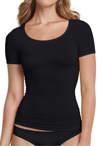 Top corto nero a maniche corte realizzato in tessuto morbido e elastico. Presenta un collo rotondo e una silhouette aderente adatta per il layering.