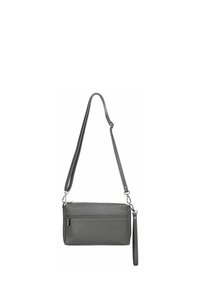 Graue Leder-Umhängetasche mit verstellbarem Trageriemen, strukturierten Oberflächen, einer vorderen Reißverschlusstasche und einem abnehmbaren Handgelenkriemen.