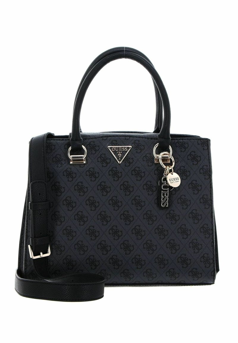 Sac à main noir Guess avec imprimé logo à motifs, double poignées, bandoulière réglable et breloque logo Guess en métal sur fond blanc.