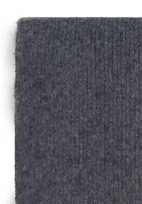 Tejido de punto en gris oscuro con una textura acanalada, que muestra fibras finas y un acabado suave, adecuado para prendas o accesorios.