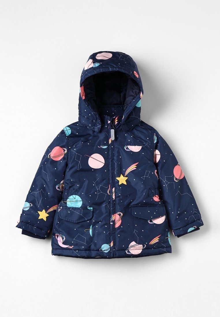 Veste d'hiver à capuche pour enfant bleu marine avec des imprimés colorés sur le thème de l'espace, incluant planètes, étoiles, comètes et constellations, avec poches avant.