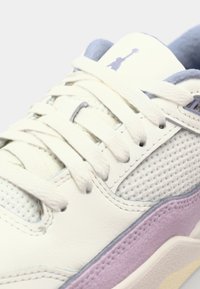 Baskets avec une tige en cuir blanc, des panneaux en mesh, des accents lavande et gris, une semelle texturée et des lacets plats avec un logo sur la languette.