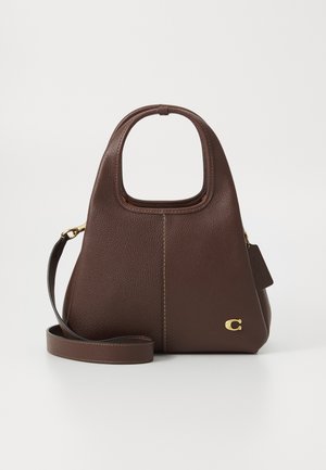 Sac en cuir marron avec une poignée arrondie, texture subtile et détails en métal doré ; comprend une bandoulière amovible et une étiquette.