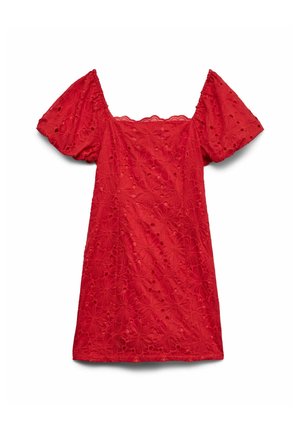 Robe rouge brodée avec des manches bouffantes courtes, décolleté carré, motif floral, tissu texturé et silhouette ajustée.