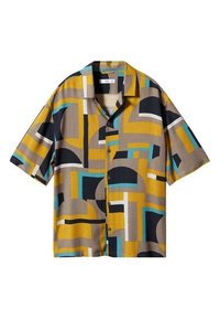 Camisa de manga corta en amarillo, gris y negro con patrones geométricos, con botones y cuello. Hecha de tela ligera.