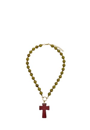 Naszyjnik z zielonymi koralikami i czerwonym wisiorkiem w kształcie krzyża, z złotymi ogniwami łańcuszka i regulowanym zapięciem.