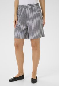 Shorts rayés gris et blanc, en tissu doux, avec une taille élastique et une coupe ample. Ourlet plat sans poches.