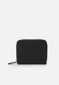 Portefeuille en cuir noir avec une surface texturée, fermeture zippée tout autour et accent de marque. Forme rectangulaire compacte.