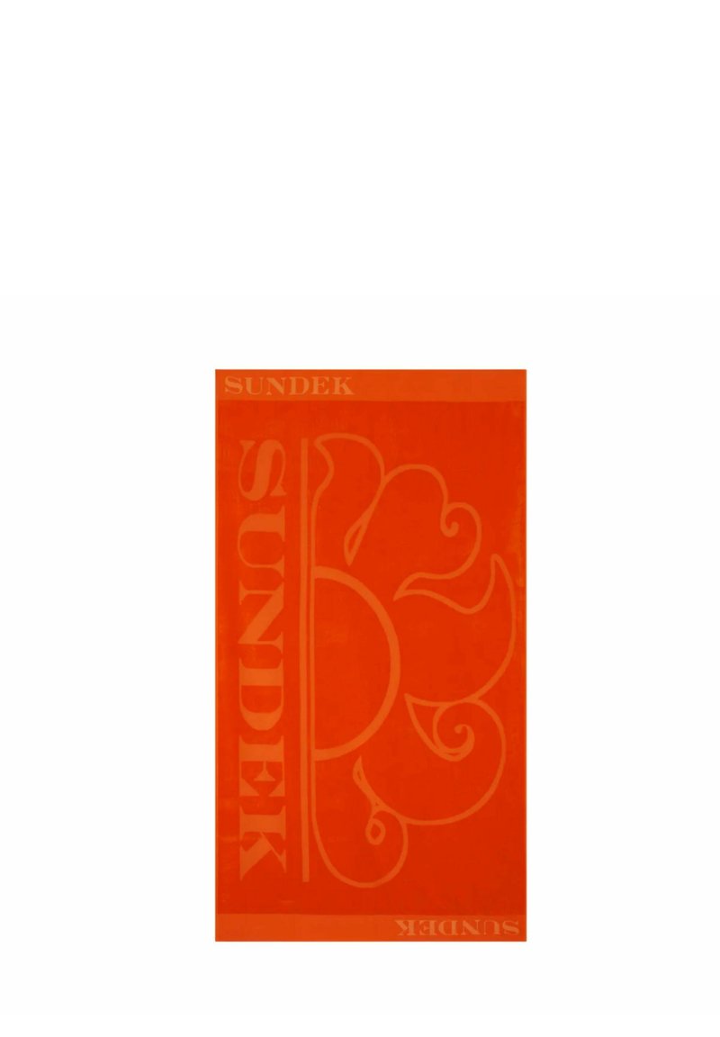 Toalla de playa naranja con la marca "SUNDEK" en texto en negrita y un patrón de remolinos decorativo, hecha de material suave y absorbente.