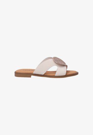 Sandale en cuir blanc avec un accent oval et texturé en or rose. Design ouvert au bout, avec des doubles brides et une semelle plate marron.
