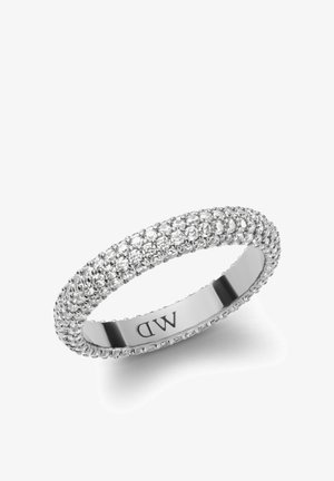 Hõbedane sõrmus, millel on täielik riba väikestest selgetest kividest, sile ja poleeritud sisemus ning detailselt tekstureeritud välispind.