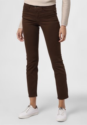 Jean slim fit marron avec taille mi-haute, dotés de poches avant, d'une fermeture éclair et d'un bouton, associés à des baskets blanches.