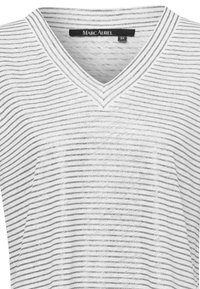 Weißes V-Ausschnitt-Top mit dünnen silbernen und grauen Streifen. Leichtes Material mit weicher Textur. Etikett trägt die Aufschrift "Marc Aurel" mit Größenschild.
