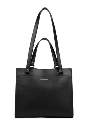Sac fourre-tout en cuir noir avec une finition texturée, deux longues poignées, des accessoires métalliques et un logo embossé à l'avant. Forme rectangulaire.