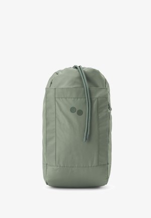 Grüner Stoffrucksack mit Kordelzugverschluss, der mit zwei runden Akzentpunkten und einer Fronttasche versehen ist. Glatte Textur, rechteckige Form.