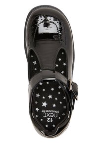 Schwarze Lackleder-Schuh mit runder Zehe, verstellbarem Riemen und Sternmuster-Innensohle. Merkmale sind glatte Textur und glänzende Oberfläche.
