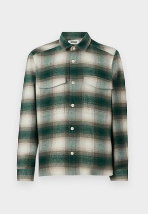 Camisa a cuadros con una combinación de colores verde, beige y blanco. Dos bolsillos en el pecho, cierre de botones y un cuello estructurado en una tela suave.