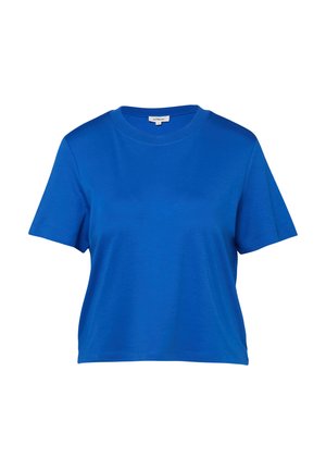 Niebieski krótki top z krótkim rękawem, okrągłym dekoltem i widoczną metką marki wewnątrz kołnierza na białym tle.