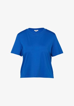 Niebieski krótki top z krótkim rękawem, okrągłym dekoltem i widoczną metką marki wewnątrz kołnierza na białym tle.