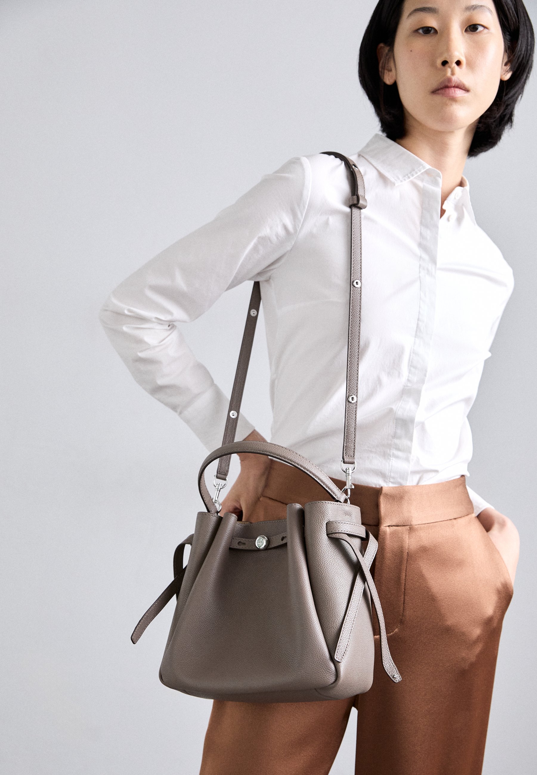 【Tory Burch】ロミー バケットバッグ Wild Mushroom Tory Burch Romy Hobo Bag Wild Mushroom in Leather - US
