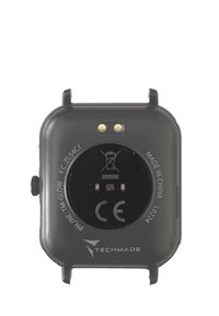 Zwarte smartwatch achterkant met oplaadcontacten, CE-markering en modelnummer, met een cirkelvormig ontwerp en een getextureerde zijknop.