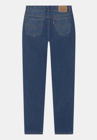Jeans de mezclilla azul oscuro con corte recto, que cuentan con dos bolsillos traseros, una etiqueta de cuero con marca en la cinturilla y costuras en contraste.