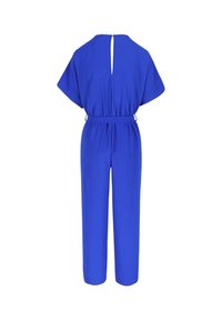 Combinaison bleu vif à manches courtes, taille cintrée avec passants pour ceinture, jambes droites et larges, et ouverture en forme de goutte d'eau au niveau de l'encolure arrière.