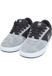 Grå semsket skinn og svart tekstil lavtopp sneakers med svarte lisser, hvit gummi såle, og en blå logo på tungen og sidepanelet.