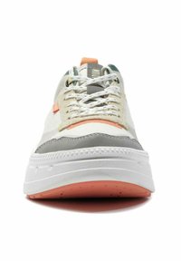 Baskets blanches avec des accents orange et gris, tissu texturé, bout arrondi et détails de laçage marqués. Semelle épaisse blanche avec un dessous orange.