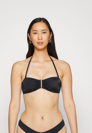 Zwarte bikini-top met geplooide stof, halternekstrik en een metalen accent in het midden. Glad textuur met een minimalistisch ontwerp.